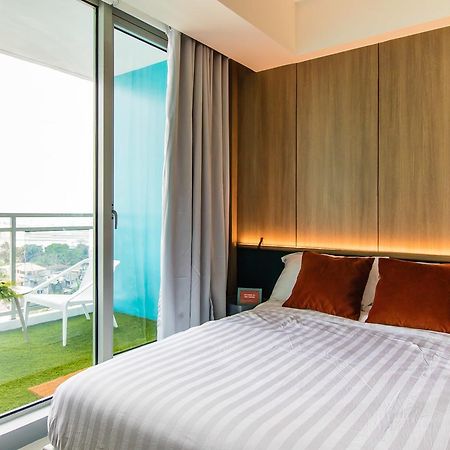 Azure Urban Beach Resort Manila By Radlett Esterno foto